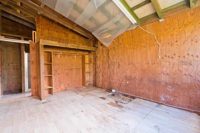 a view of backyard with tub and door