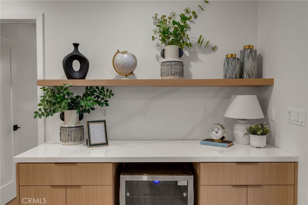 3682 Buckingham Road Los Angeles, CA 90016 - Photo 13 of 30 a vase of flowers sitting on a table