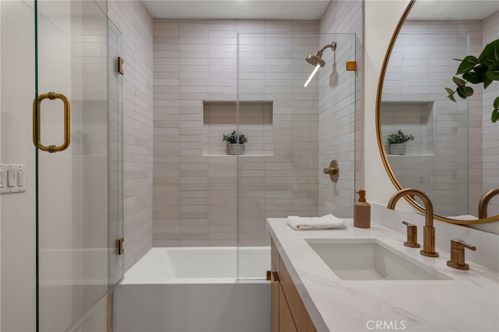 3682 Buckingham Road Los Angeles, CA 90016 - Photo 17 of 30 a bathroom with a sink a toilet and shower