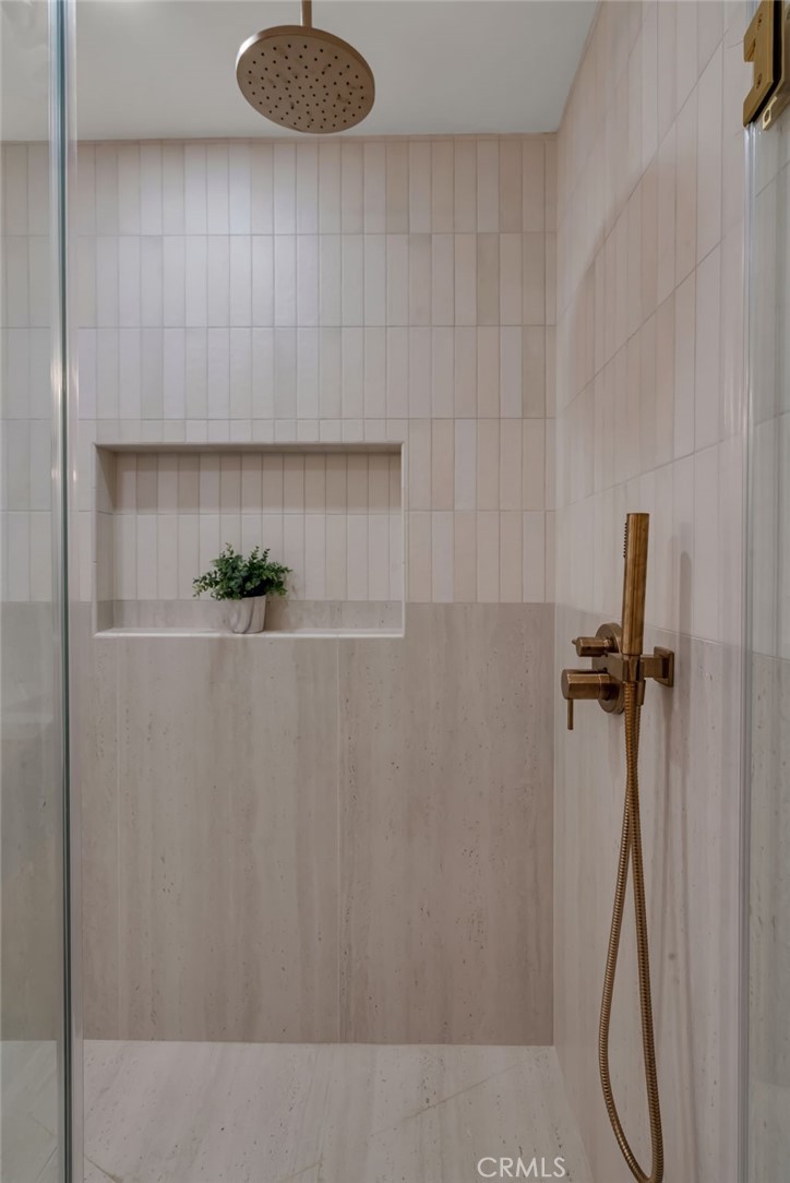 3682 Buckingham Road Los Angeles, CA 90016 - Photo 24 of 30 a bathroom with a shower