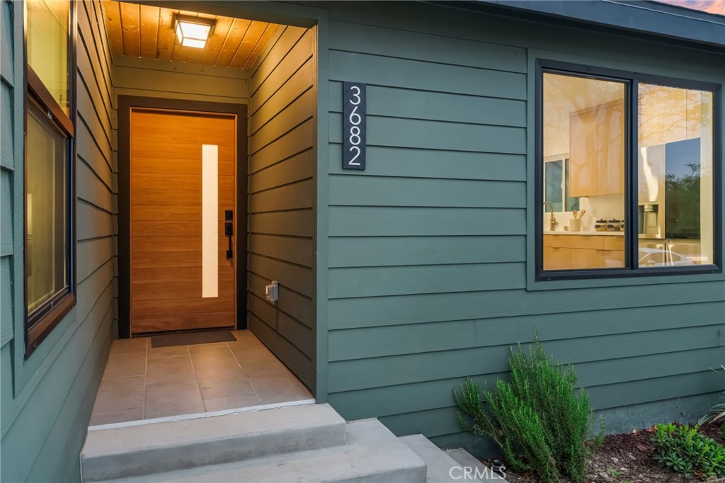 3682 Buckingham Road Los Angeles, CA 90016 - Photo 4 of 30 a view of front door