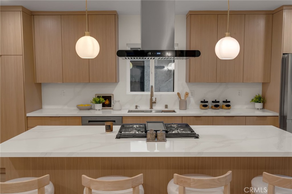 3682 Buckingham Road Los Angeles, CA 90016 - Photo 9 of 30 a living room with granite countertop a sink and a stove