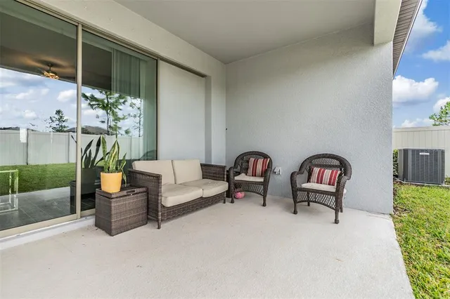 a view of a back yard