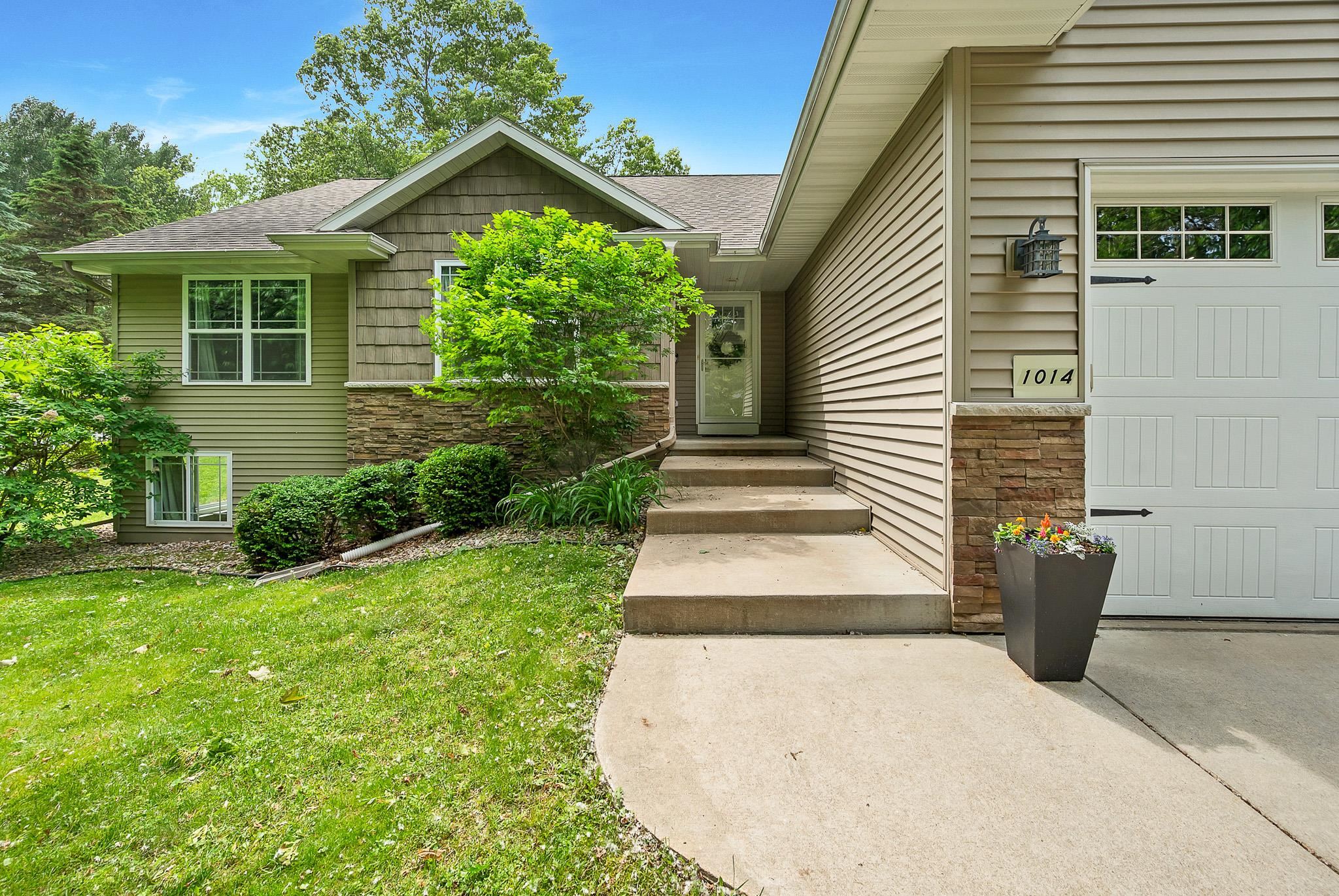 1014 Lacount Road Green Bay, WI 54313 - Photo 3 of 72