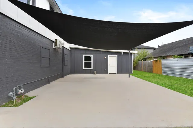 a view of a house with a backyard