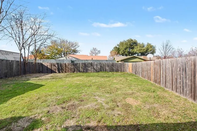 a view of a backyard