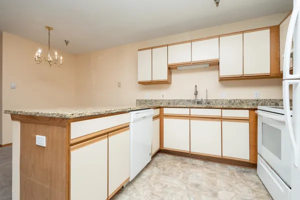 $179,900 | 1279 Taylor Street, Unit 5, Shakopee, MN 55379