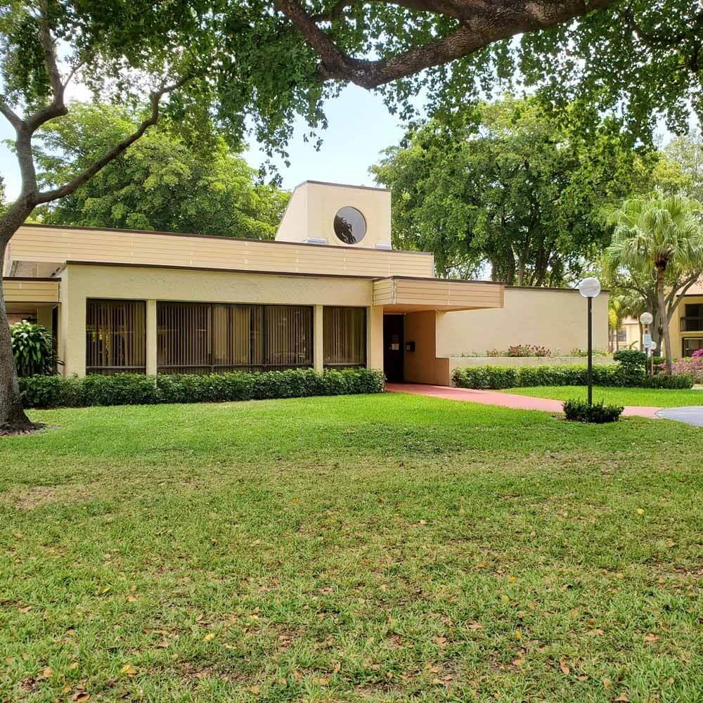 1985 Southwest 15th Street, Unit 126 Deerfield Beach, FL 33442 - Photo 18 of 27 a front view of house with yard and green space