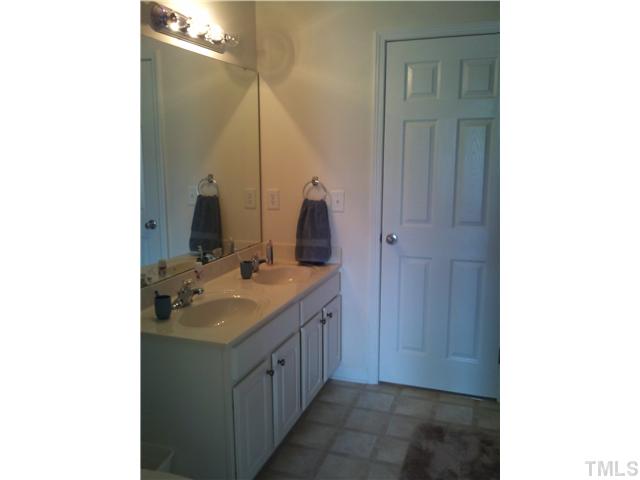 108 Riley Oaks Lane Apex, NC 27539 - Photo 20 of 22 Jack and Jill Bathroom!!!