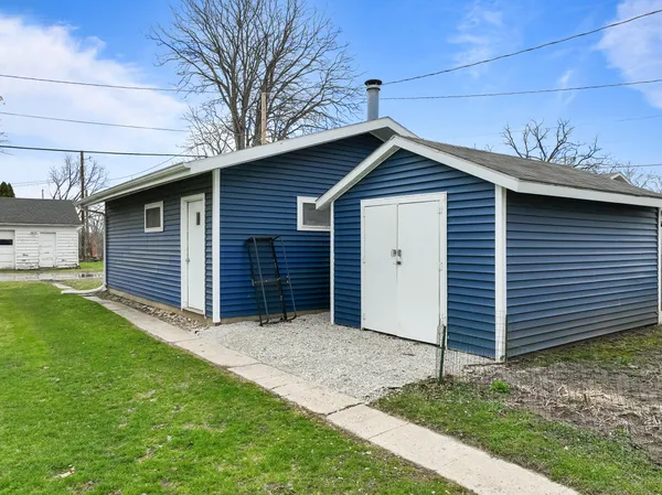$300,000 | 410 East Geneva Street, Delavan, WI 53115