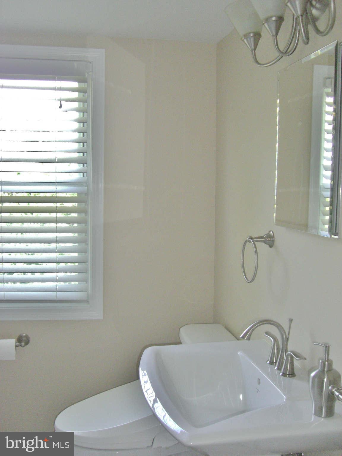 1822 Hanford Road Baltimore, MD 21237 - Photo 13 of 16 Bath
