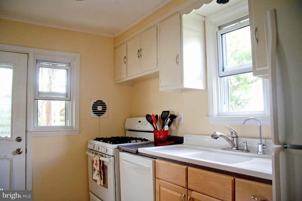 1822 Hanford Road Baltimore, MD 21237 - Photo 5 of 16 Kitchen