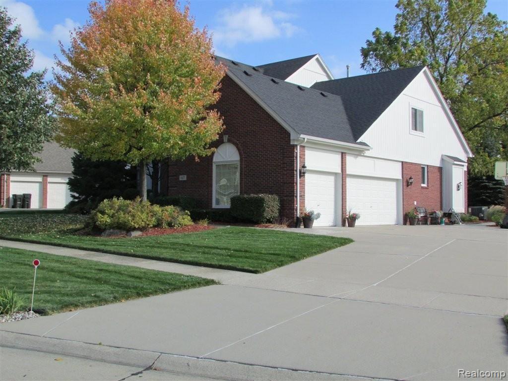1027 Rochelle Park Drive Rochester, MI 48307 - Photo 3 of 31 SIDE.JPG