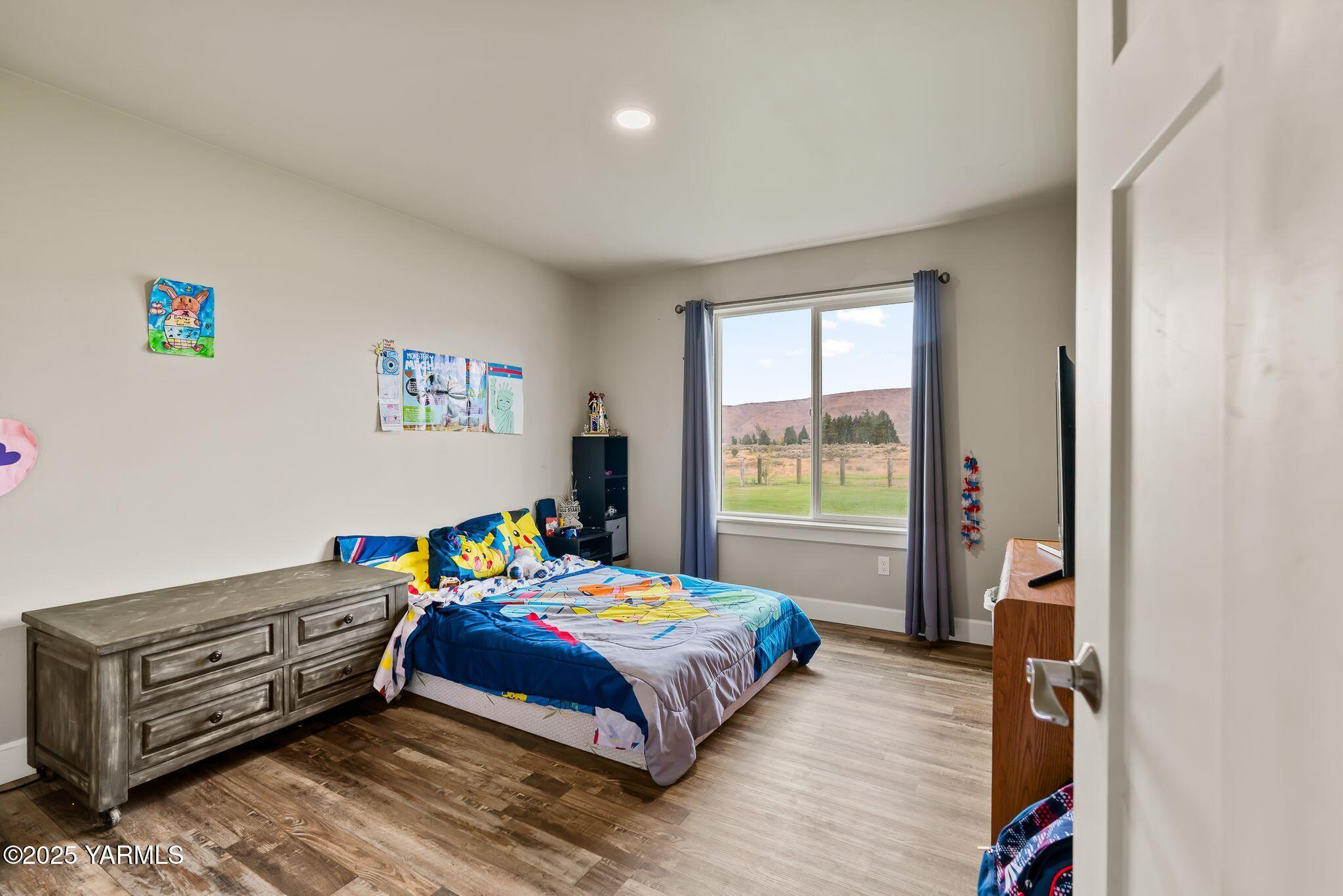 192 Sage Cove Road Yakima, WA 98903 - Photo 14 of 33 a bedroom with a bed and a window