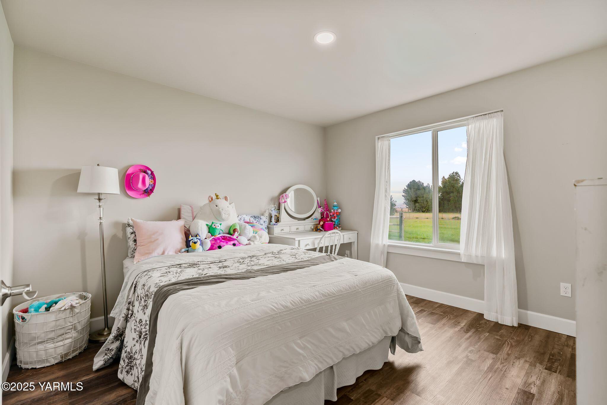 192 Sage Cove Road Yakima, WA 98903 - Photo 15 of 33 a bedroom with a bed and a window
