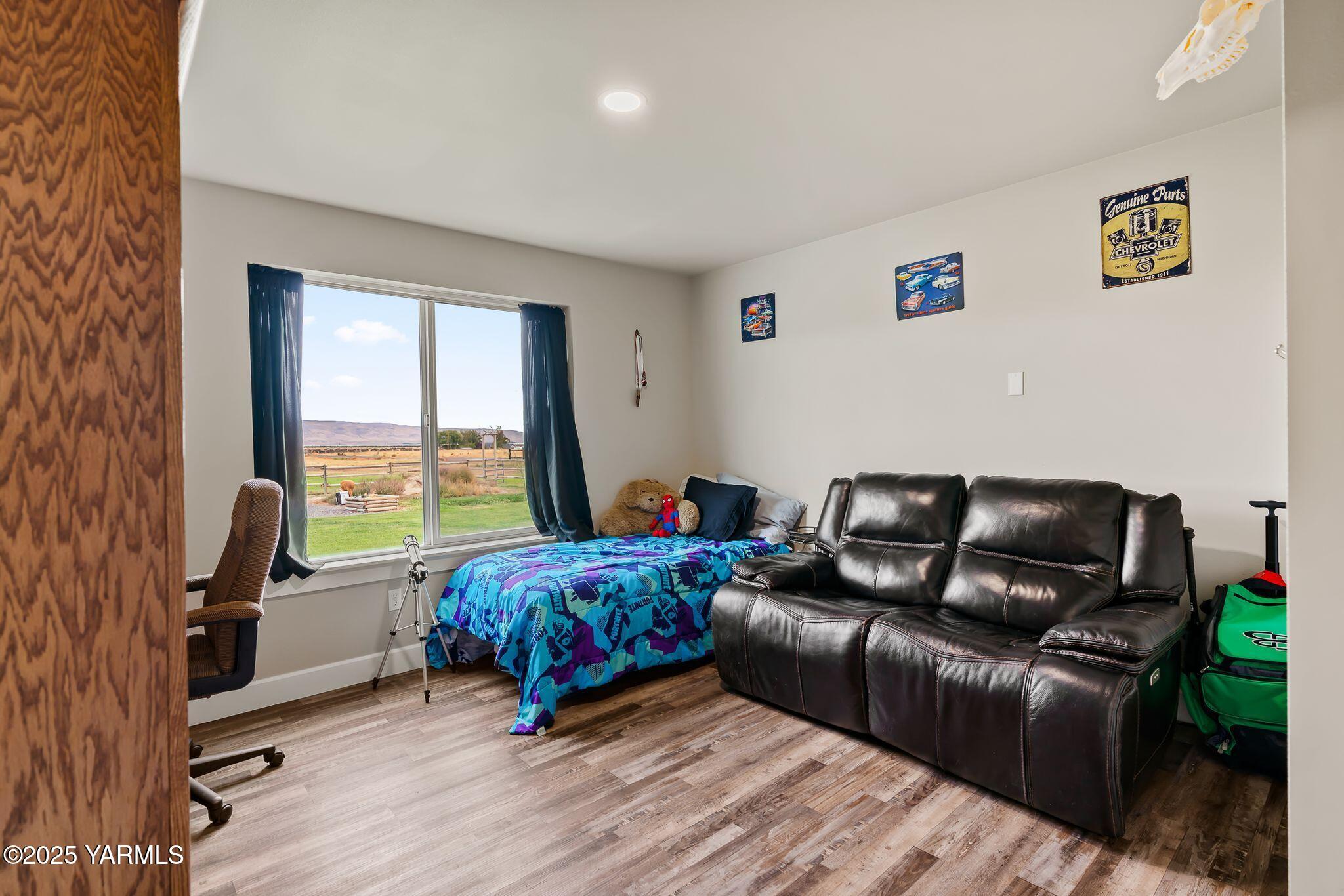 192 Sage Cove Road Yakima, WA 98903 - Photo 16 of 33 a living room with furniture and a window