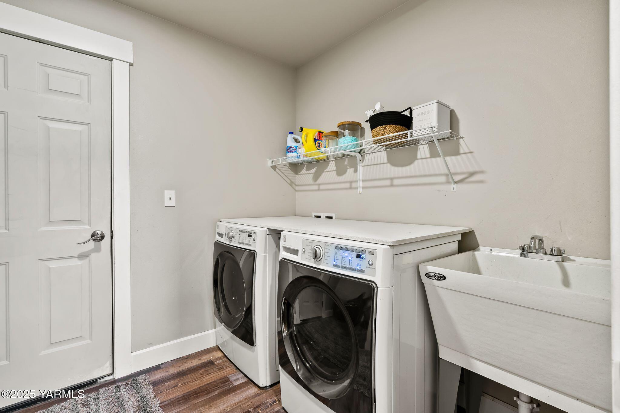 192 Sage Cove Road Yakima, WA 98903 - Photo 18 of 33 a utility room with dryer and washer