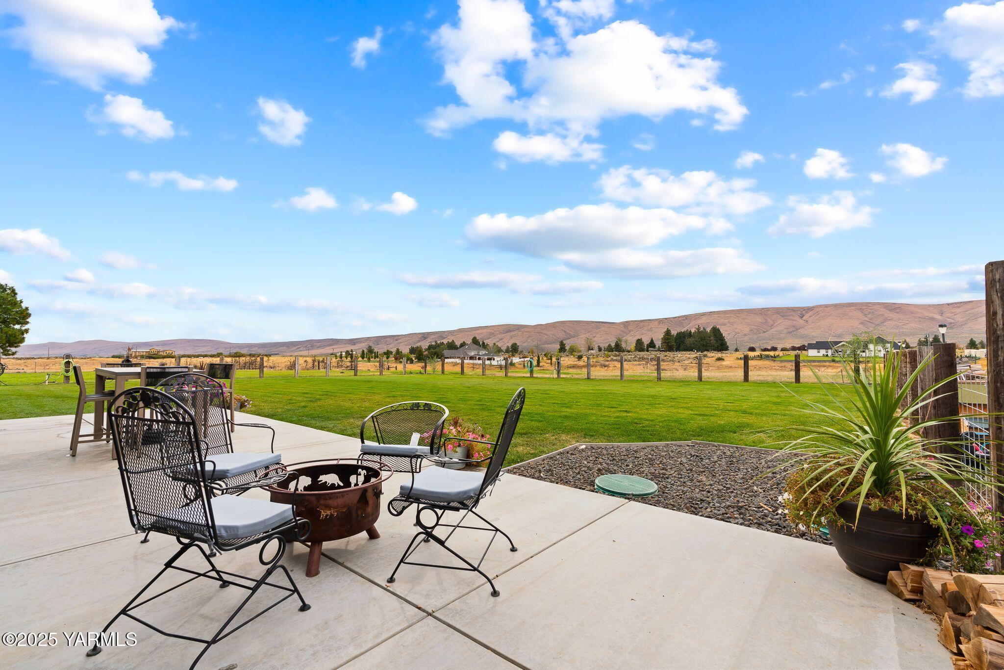 192 Sage Cove Road Yakima, WA 98903 - Photo 21 of 33 a view of a swimming pool and lounge chairs