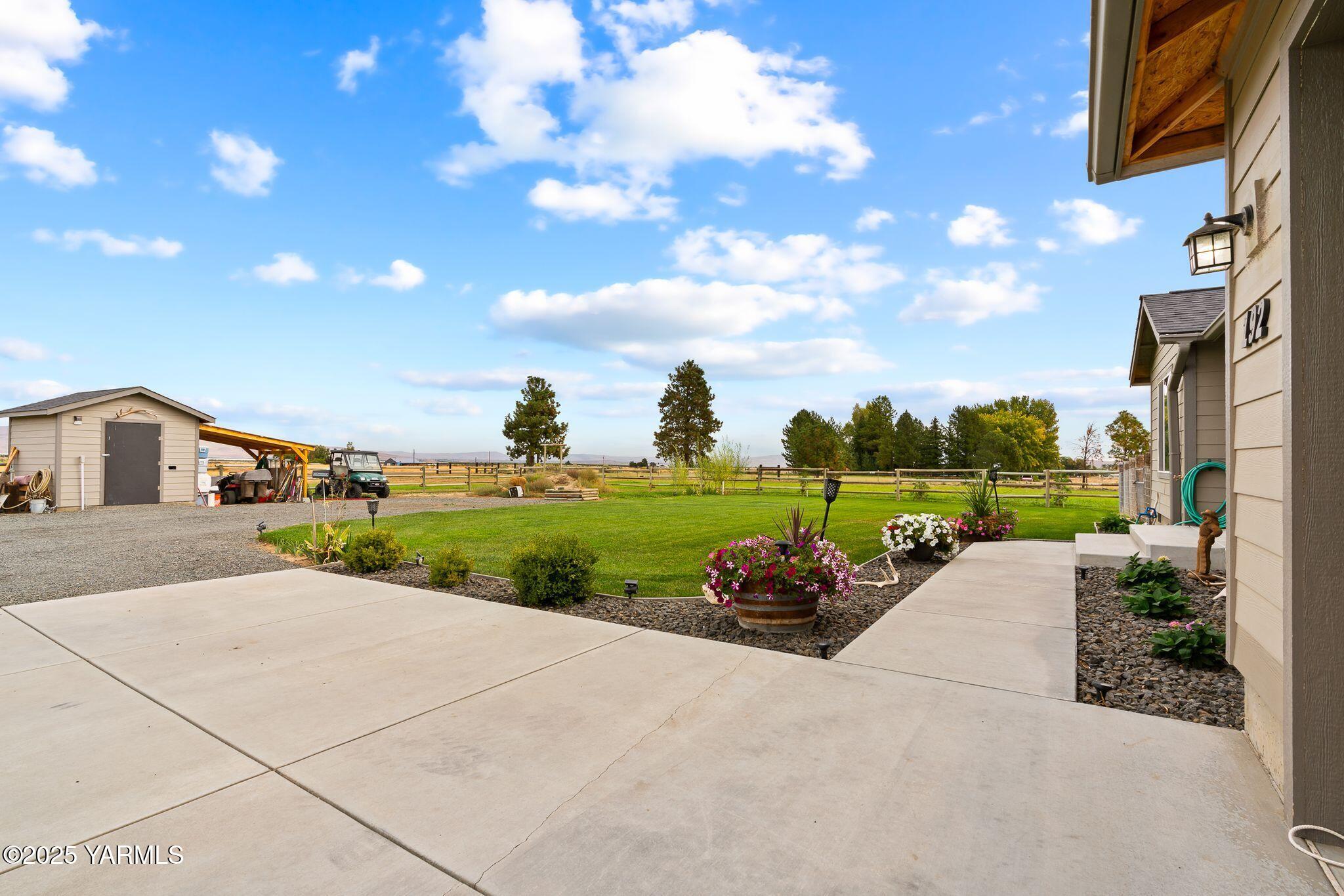 192 Sage Cove Road Yakima, WA 98903 - Photo 22 of 33 a view of a road with a house in the background