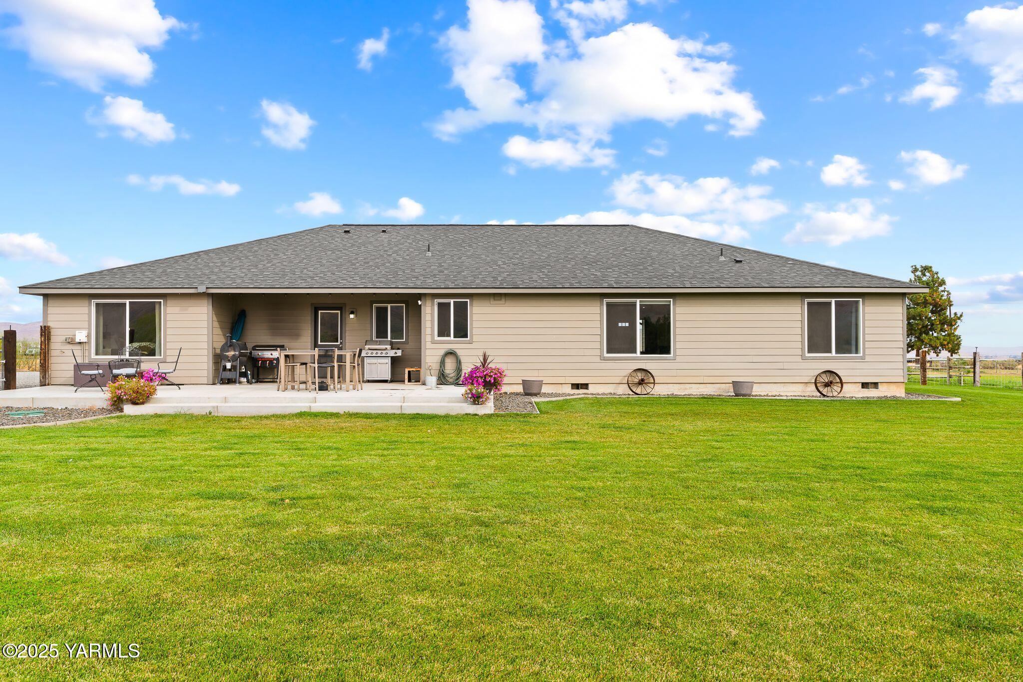 192 Sage Cove Road Yakima, WA 98903 - Photo 23 of 33 a front view of a house with table and chairs