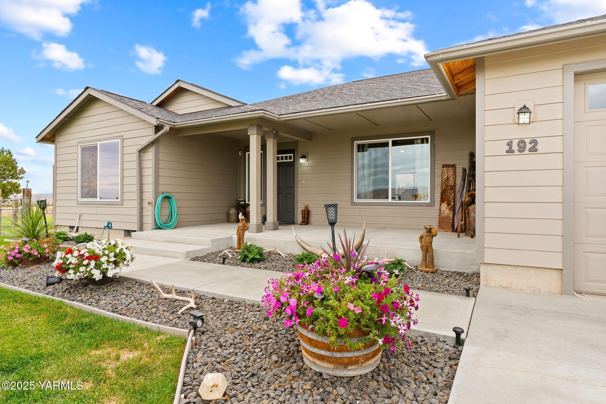 192 Sage Cove Road Yakima, WA 98903 - Photo 24 of 33 a front view of a house with a yard