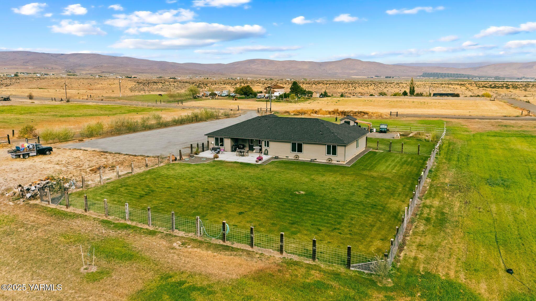 192 Sage Cove Road Yakima, WA 98903 - Photo 3 of 33 a view of an ocean from a building