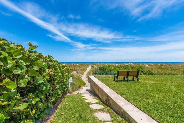 a view of residential buildings