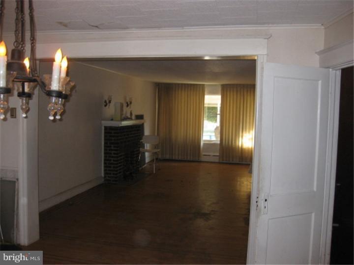 5614 Miriam Road Philadelphia, PA 19124 - Photo 15 of 18 Living Room