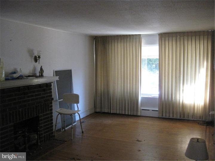 5614 Miriam Road Philadelphia, PA 19124 - Photo 18 of 18 Living Room