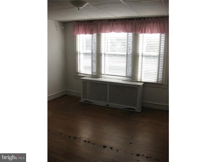 5614 Miriam Road Philadelphia, PA 19124 - Photo 3 of 18 Living Room