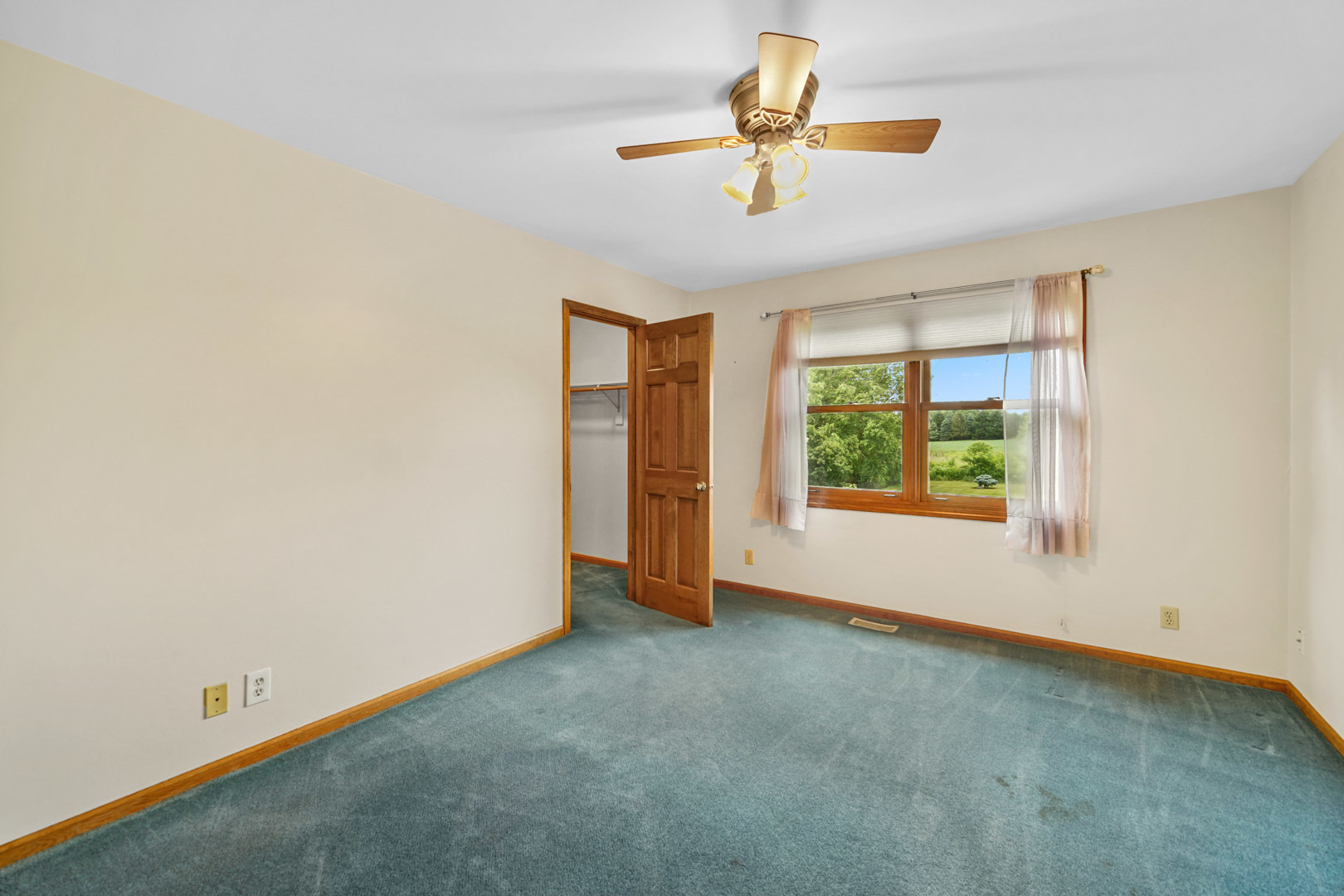 6 Red Hawk Drive Oswego, IL 60543 - Photo 25 of 41 an empty room with a window