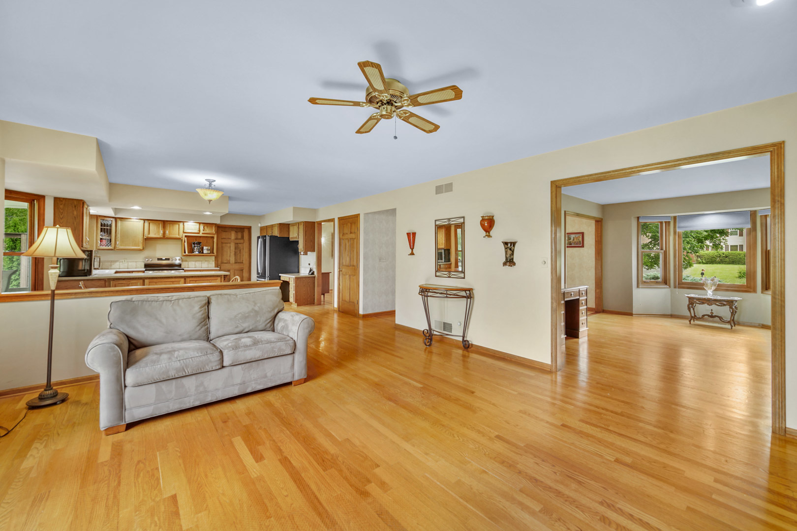6 Red Hawk Drive Oswego, IL 60543 - Photo 5 of 41 a living room with furniture and kitchen view
