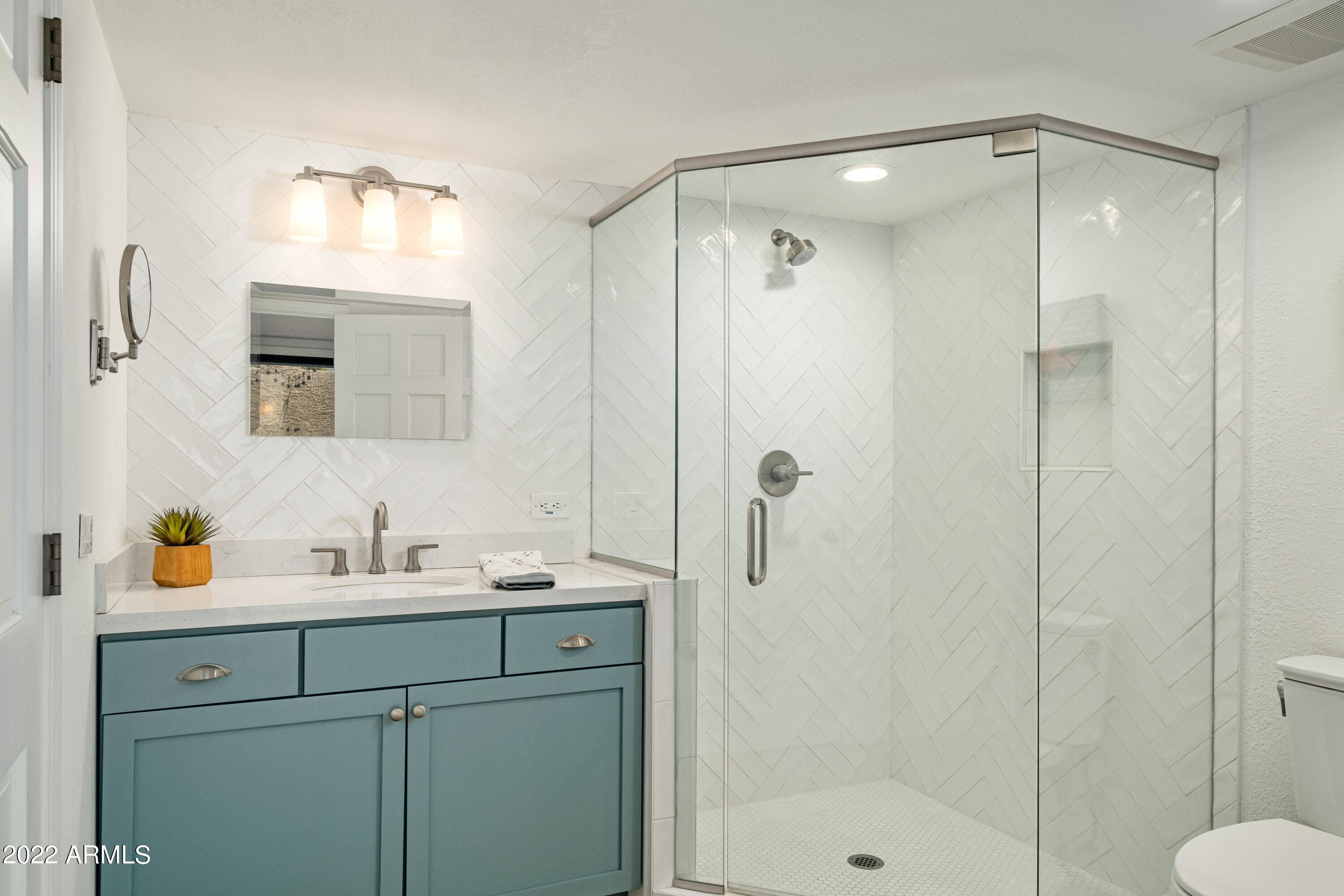 7337 East Valley View Road Scottsdale, AZ 85250 - Photo 19 of 27 7337 Bath 2