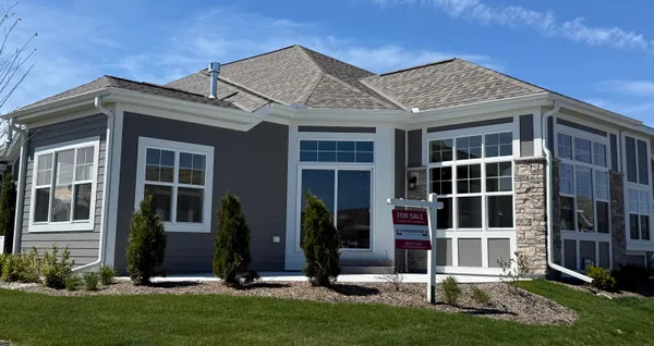 $639,999 | 877 South Verona Circle, Unit 82, Grafton, WI 53024