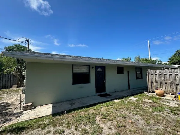 $2,300 | 611 East Coast Avenue, Unit B, Lantana, FL 33462