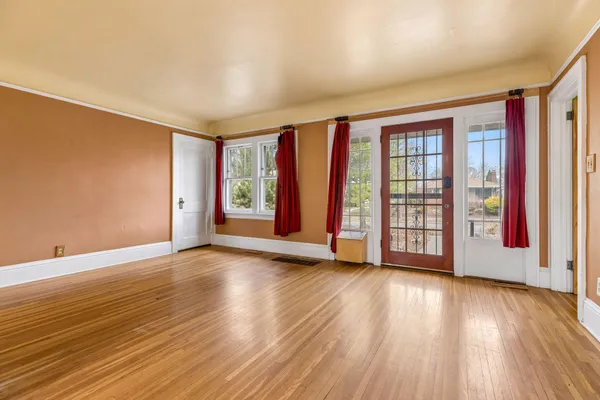 $300,000 | 2146 West James Avenue, St. Paul, MN 55105