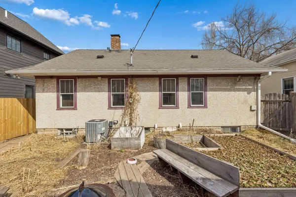 $300,000 | 2146 West James Avenue, St. Paul, MN 55105