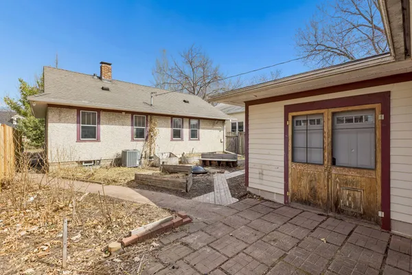 $300,000 | 2146 West James Avenue, St. Paul, MN 55105