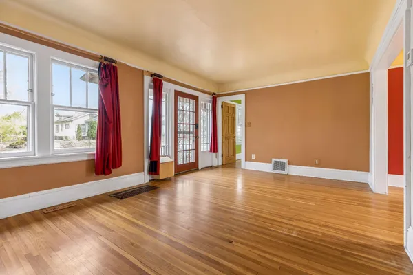 $300,000 | 2146 West James Avenue, St. Paul, MN 55105