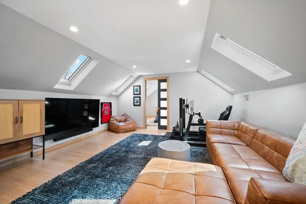 $1,899,000 | 740 West Hutchinson Street, Chicago, IL 60613