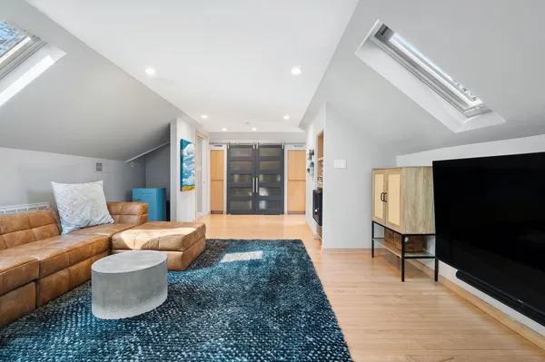 $1,899,000 | 740 West Hutchinson Street, Chicago, IL 60613