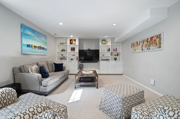 $1,899,000 | 740 West Hutchinson Street, Chicago, IL 60613