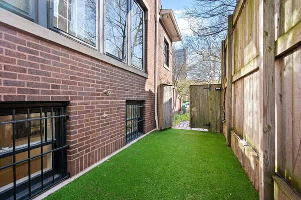 $1,899,000 | 740 West Hutchinson Street, Chicago, IL 60613