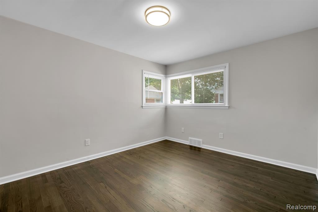 1843 Newcastle Road Grosse Pointe, MI 48236 - Photo 17 of 29