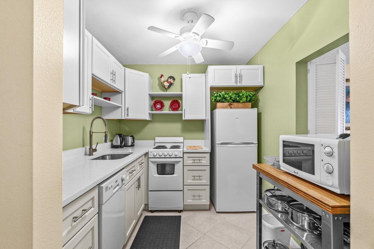 68 Suffolk B, Unit 68 Boca Raton, FL 33434 - Photo 3 of 26 Kitchen 2