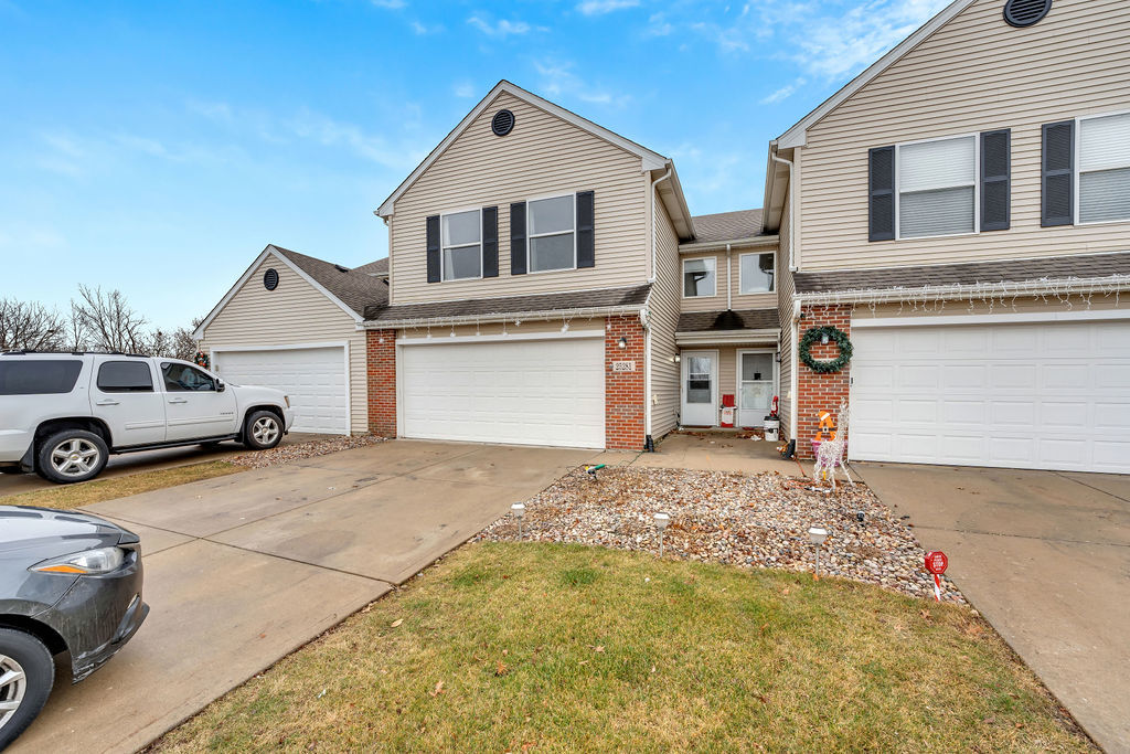 25281 Faraday Road Manhattan, IL 60442 - Photo 4 of 29 a house view with a outdoor space