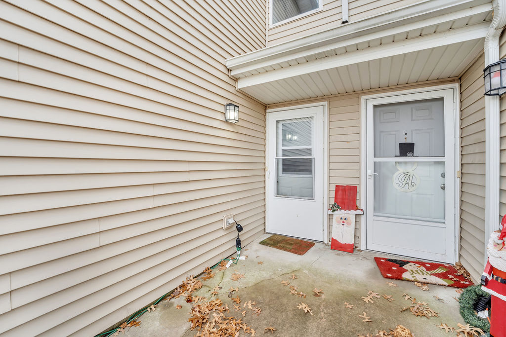 25281 Faraday Road Manhattan, IL 60442 - Photo 5 of 29 a view of entryway of the house