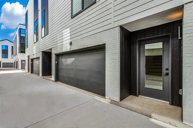 a view of backyard of the house