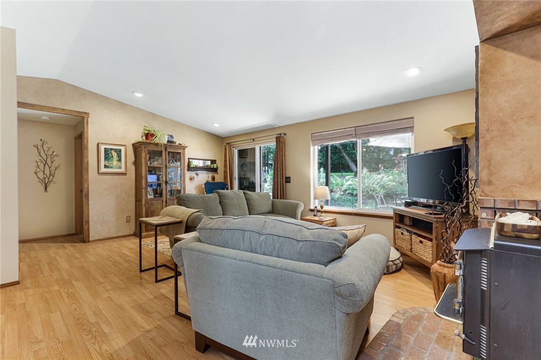 14817 204th Avenue Southeast Renton, WA 98059 - Photo 5 of 33 Gallery Image 5