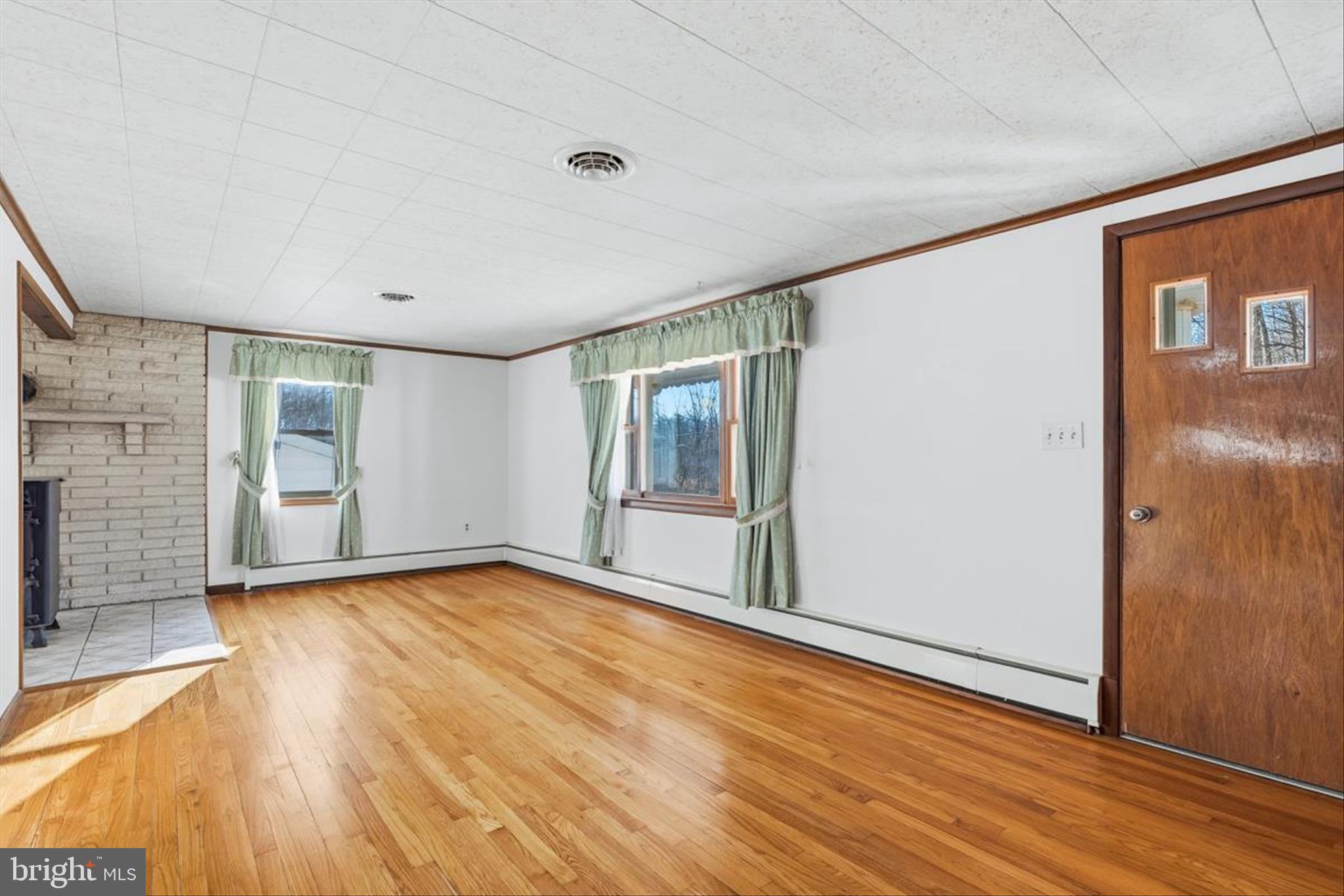 8520 Hemler Road Thurmont, MD 21788 - Photo 3 of 62 Living Room